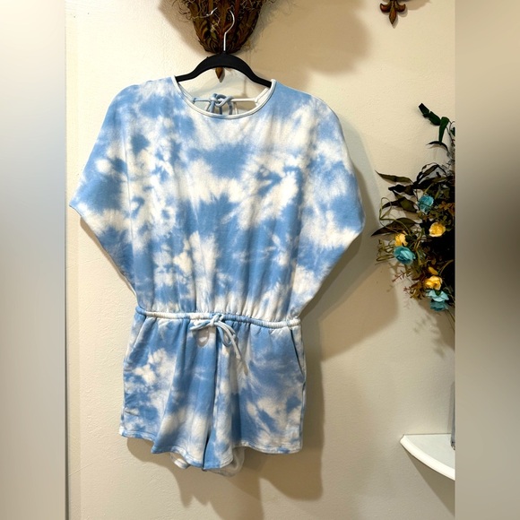 Gianni Bini Sky and White Romper 2 front pockets Tie waist & back closure size S - Picture 1 of 7